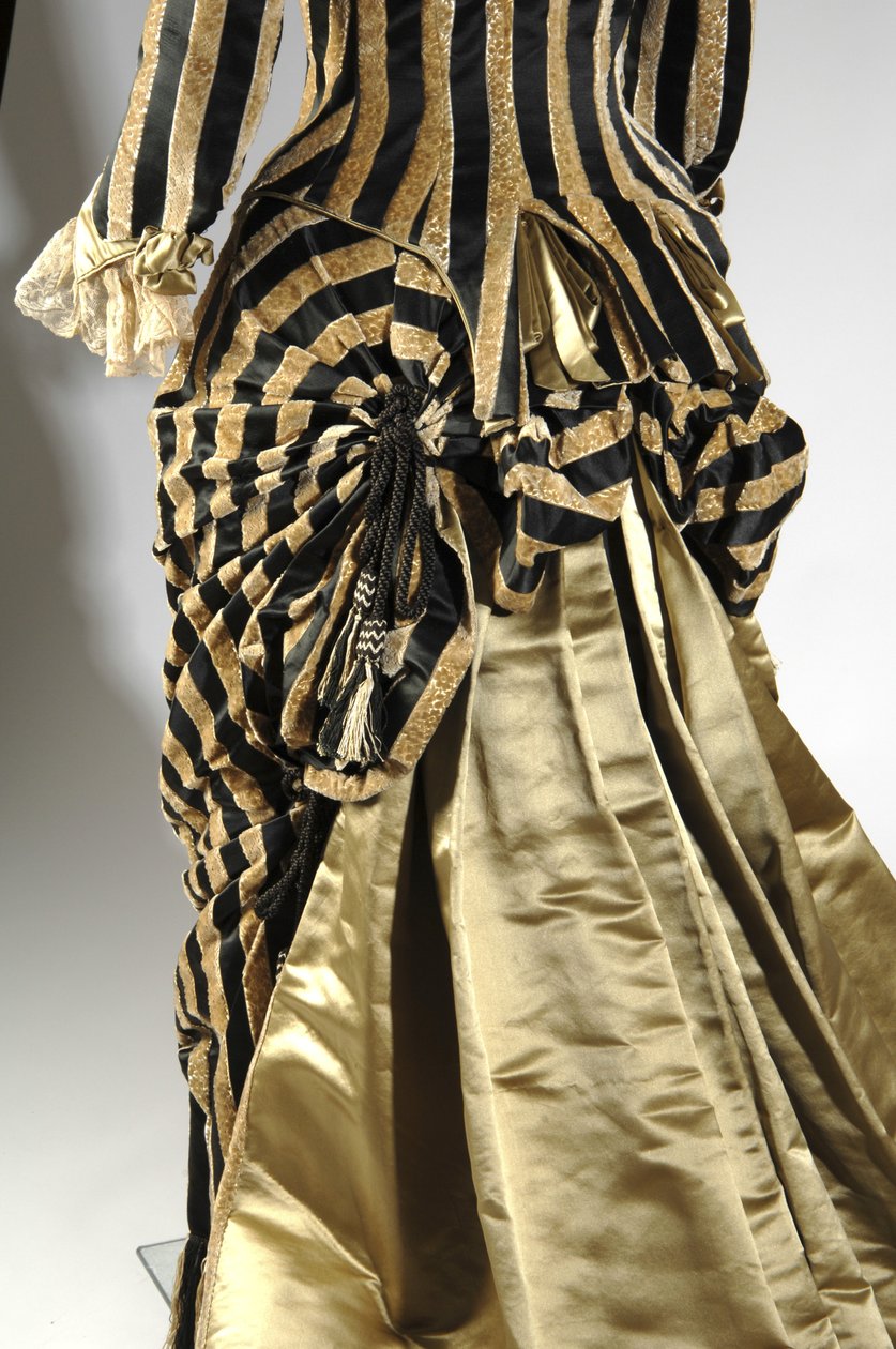 Vestido de noite, c.1884 (vista oblíqua traseira do detalhe da azáfama). Cetina de seda e veludo cortado, renda, borlas de fio de seda e franja. Charles Frederick Worth, França. de Charles Frederick Worth