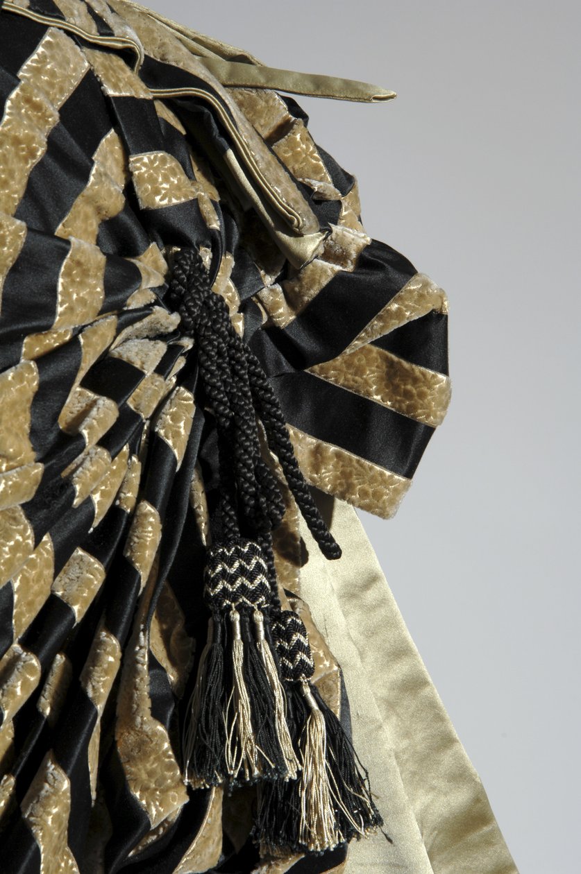 Vestido de noite, c.1884 (vista detalhada da azáfama). Cetina de seda e veludo cortado, renda, borlas de fio de seda e franja. Charles Frederick Worth, França. de Charles Frederick Worth