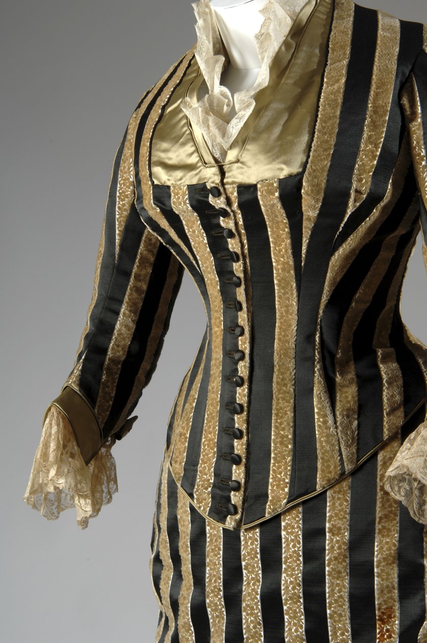 Vestido de noite, c.1884 (vista parcial oblíqua lateral). Cetina de seda e veludo cortado, renda, borlas de fio de seda e franja. Charles Frederick Worth, França. de Charles Frederick Worth
