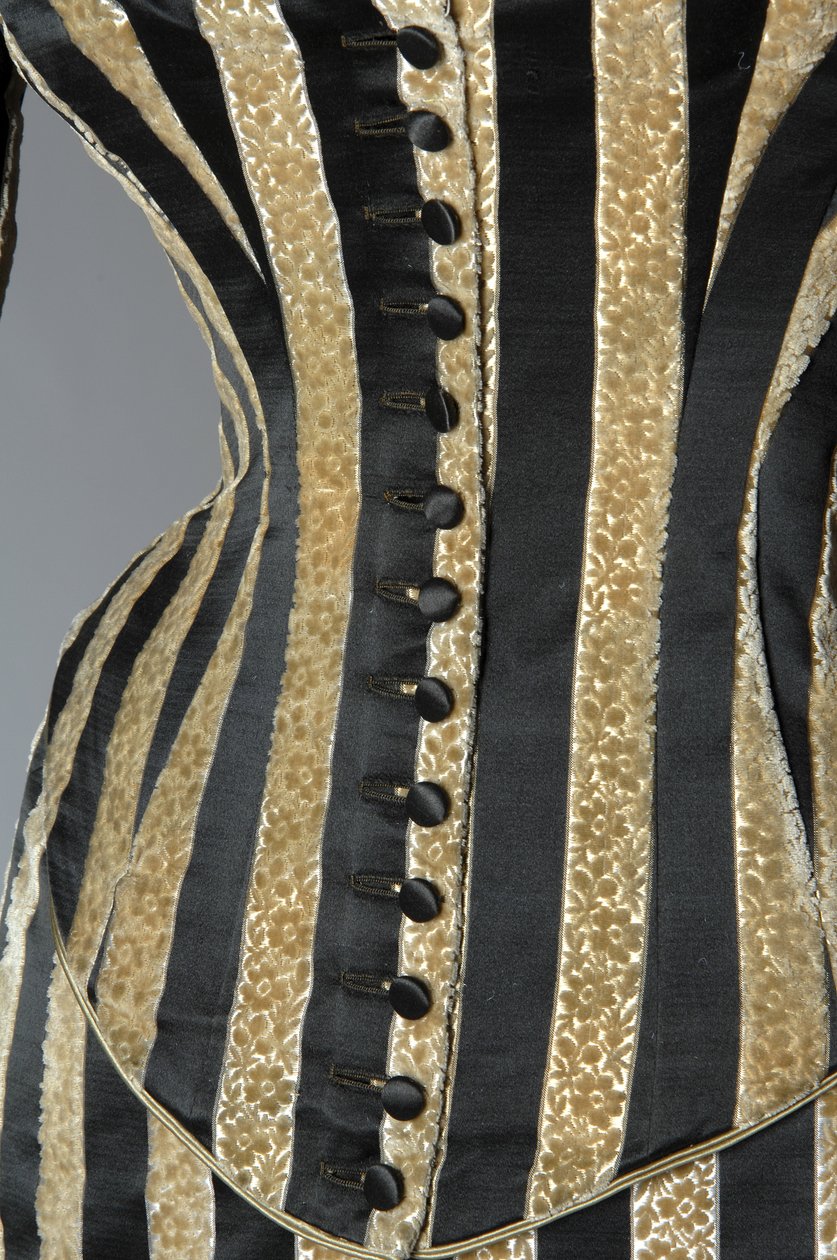 Vestido de noite, c.1884 (vista parcial do fecho dos botões). Cetina de seda e veludo cortado, renda, borlas de fio de seda e franja. Charles Frederick Worth, França. de Charles Frederick Worth