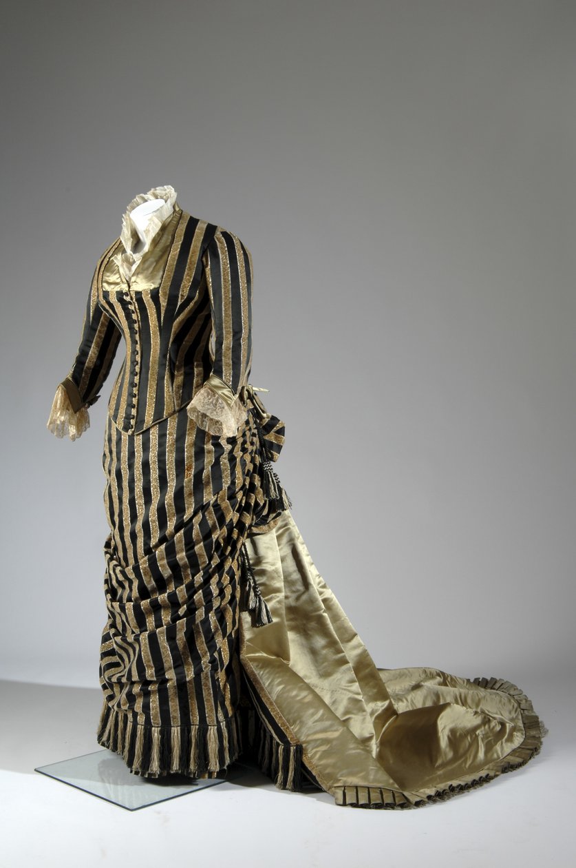 Vestido de noite, c.1884 (vista lateral oblíqua). Cetina de seda e veludo cortado, renda, borlas de fio de seda e franja. Charles Frederick Worth, França. de Charles Frederick Worth