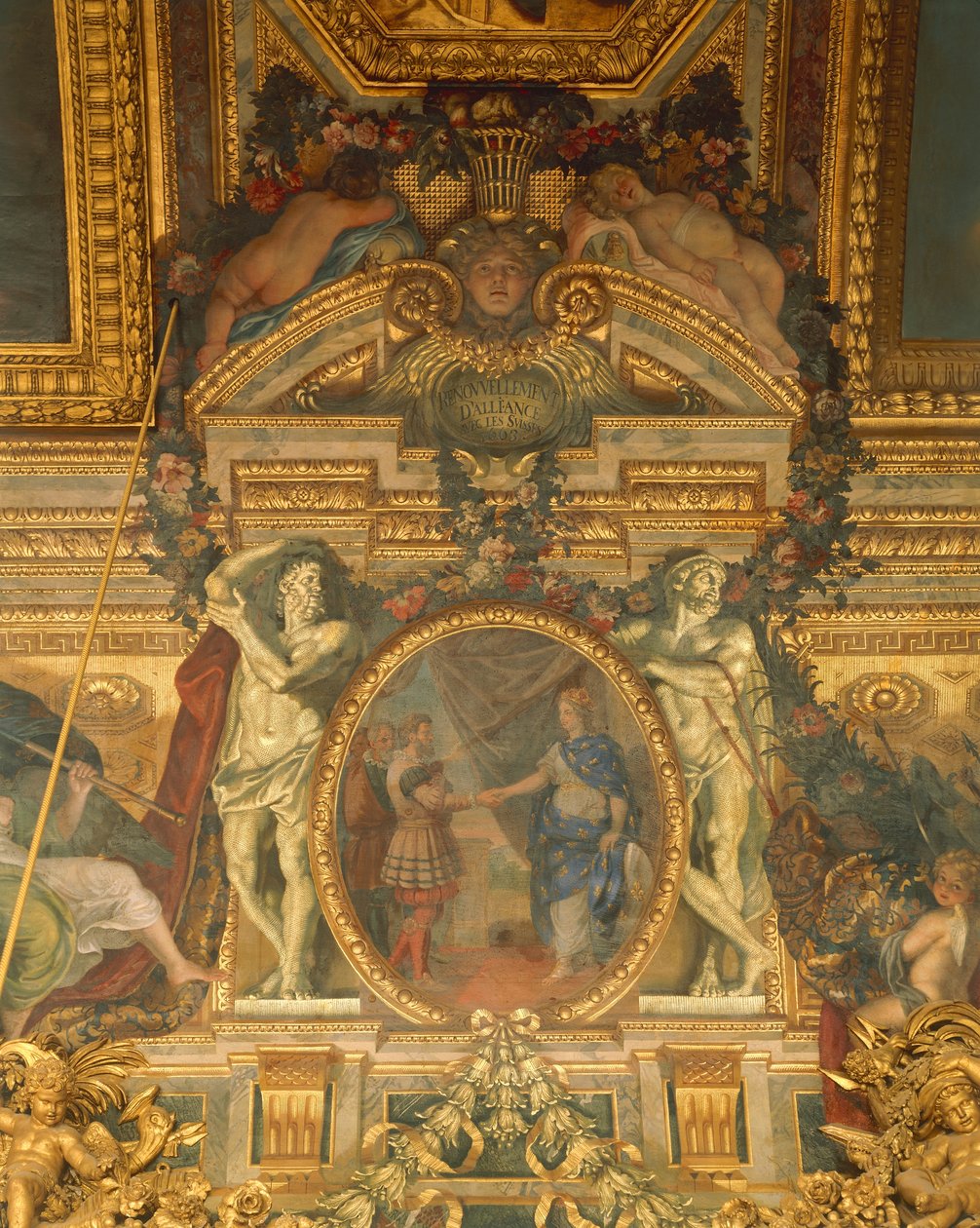 Detalhe das decorações de Charles Le Brun (1619-1690), Salão dos Espelhos, Palácio de Versalhes (Lista do Patrimônio Mundial da UNESCO) de Charles Le Brun