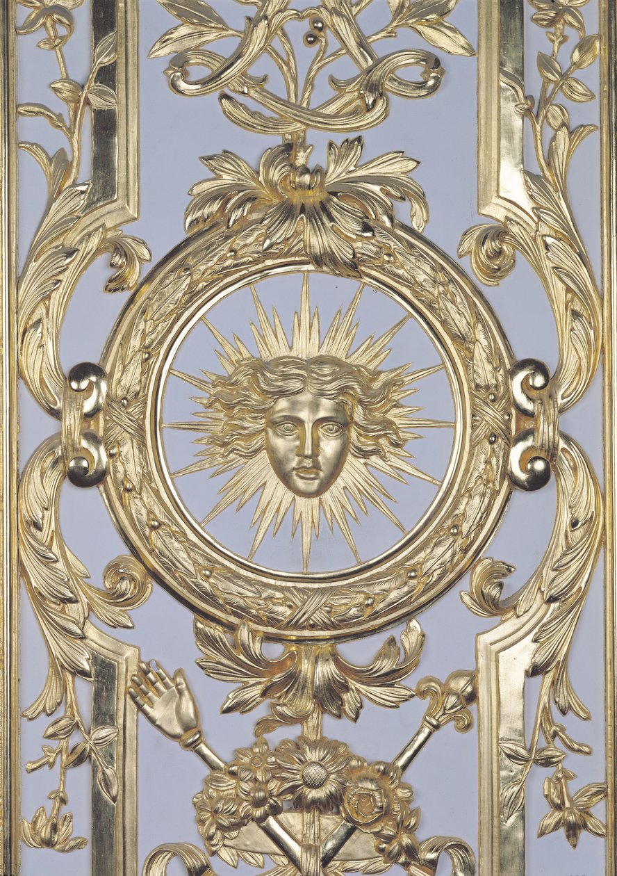 Detalhe do painel mostrando o emblema de Louis XIV 1638-1715 do Salon de Venus, 1668 madeira dourada ver também 192316 de Charles Le Brun