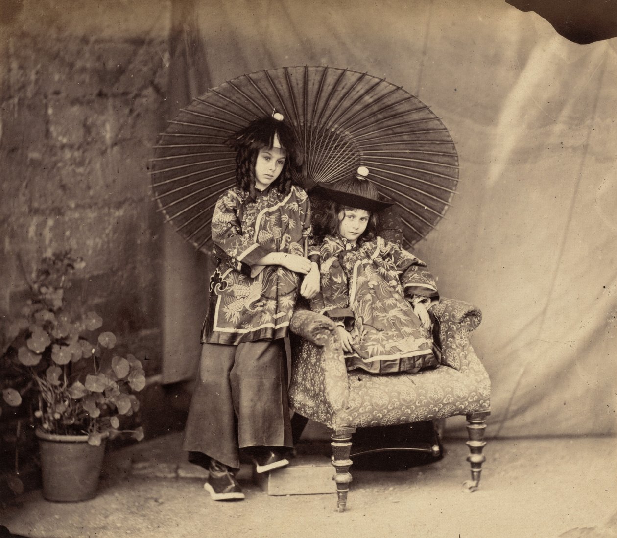 Lorina e Alice Liddell em vestido chinês de Charles Lutwidge Dodgson