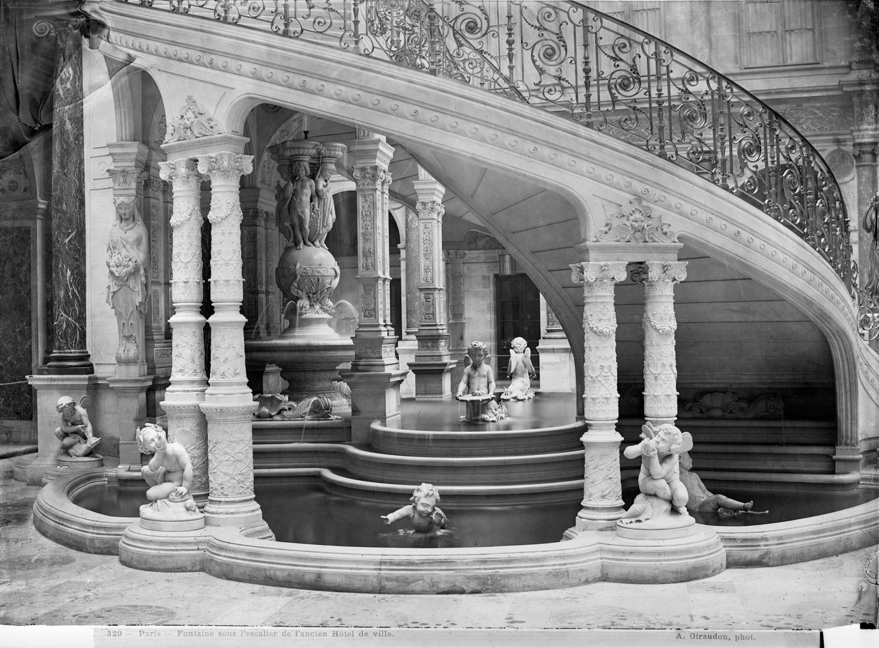 Fonte sob as escadas do Hotel de Ville antes do incêndio de 1871 de Charles Marville