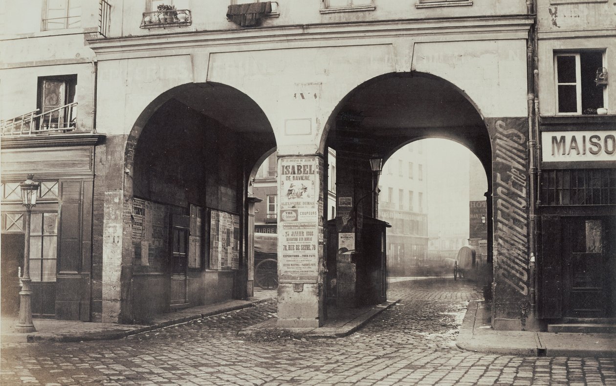 Les Deux-Portes. Vista da rue des Innocents em direcção à rue de la Ferronnerie. de Charles Marville