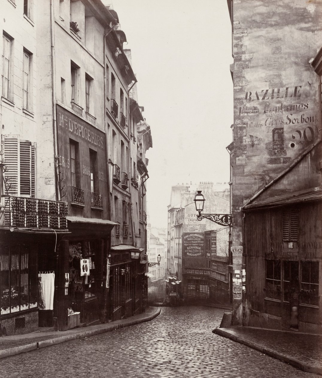 Rue de la Montagne-Sainte-Geneviève perto do cruzamento com a Rue LaPlace (Rue de la Montagne-Sainte-Geneviève prés de carrefour de la rue LaPlace) de Charles Marville