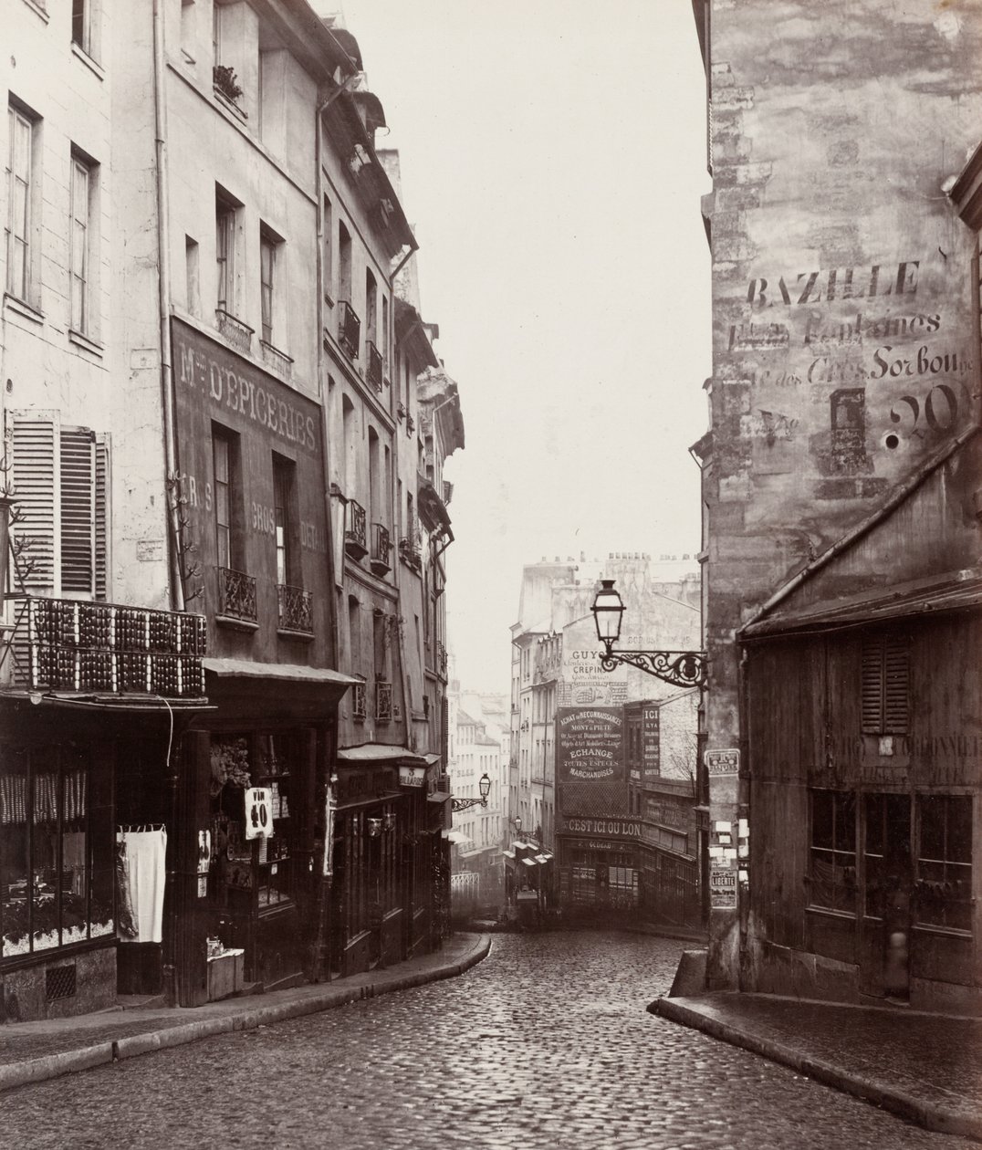 Rue de la Montagne-Sainte-Geneviève perto do cruzamento com a Rue LaPlace (Rue de la Montagne-Sainte-Geneviève prés de carrefour de la rue LaPlace) de Charles Marville