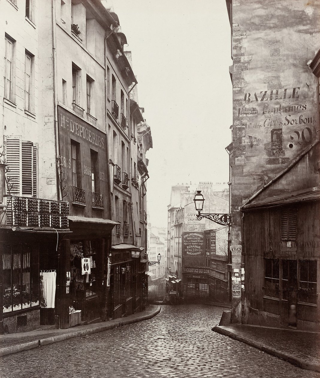 Rue de la Montagne-Sainte-Geneviève perto do cruzamento da Rue LaPlace..., 186569. de Charles Marville