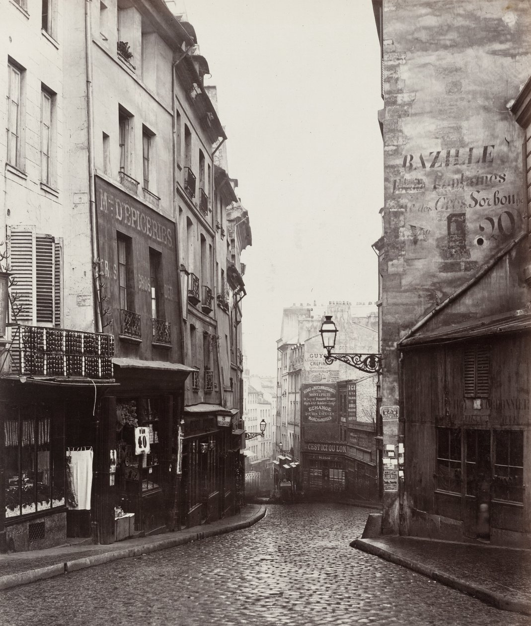 Rue de la Montagne-Sainte-Geneviève perto do cruzamento da Rue Laplace de Charles Marville