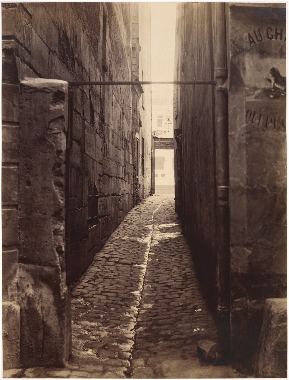 Rue du Chat-qui-Pêche (a partir da Rue de la Huchette) de Charles Marville