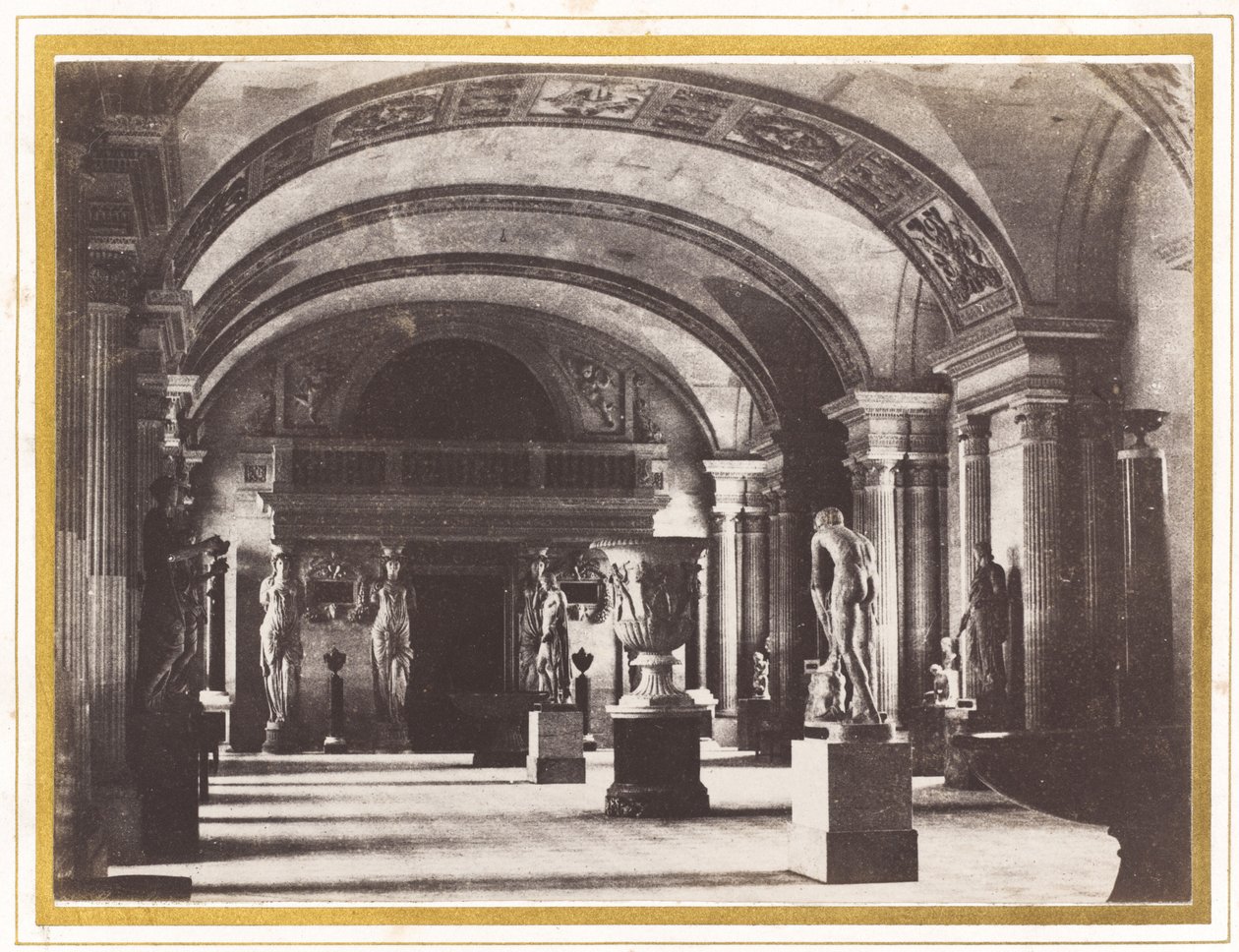 Sala das Cariátides, no Museu do Louvre, c. 1851. de Charles Marville