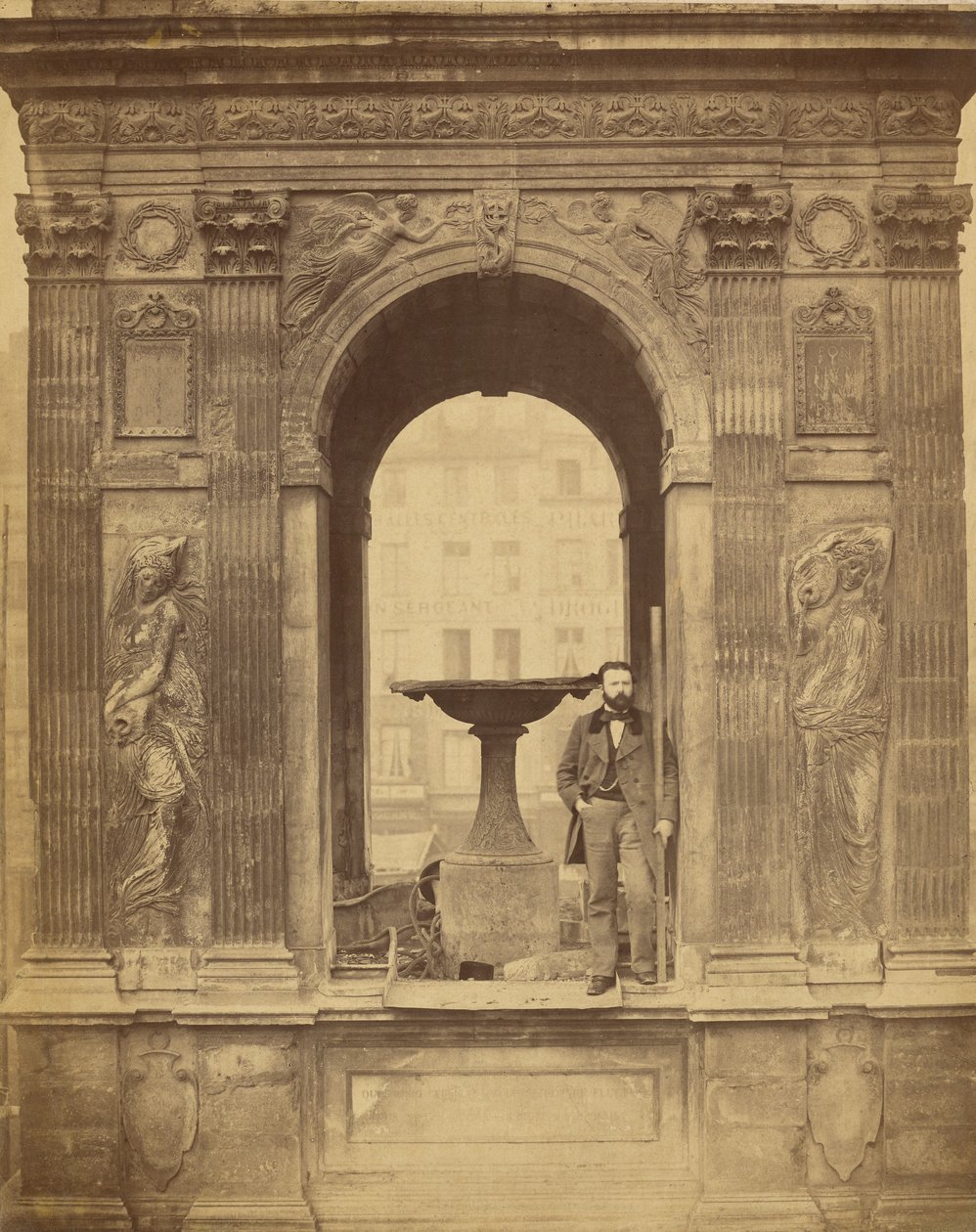 [Homem não identificado posando na Fontaine des Innocents] de Charles Marville
