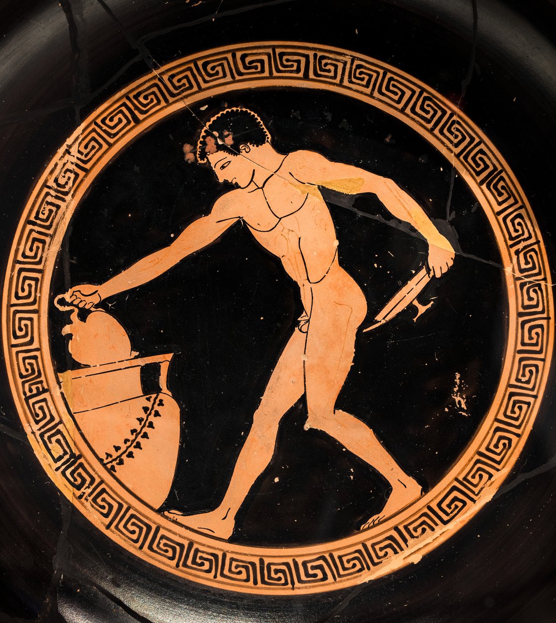 Taça: rapaz prepara-se para desenhar o líquido dionisíaco (cerâmica com figuras vermelhas, reflexos vermelho-escuros) de Charles Meynier