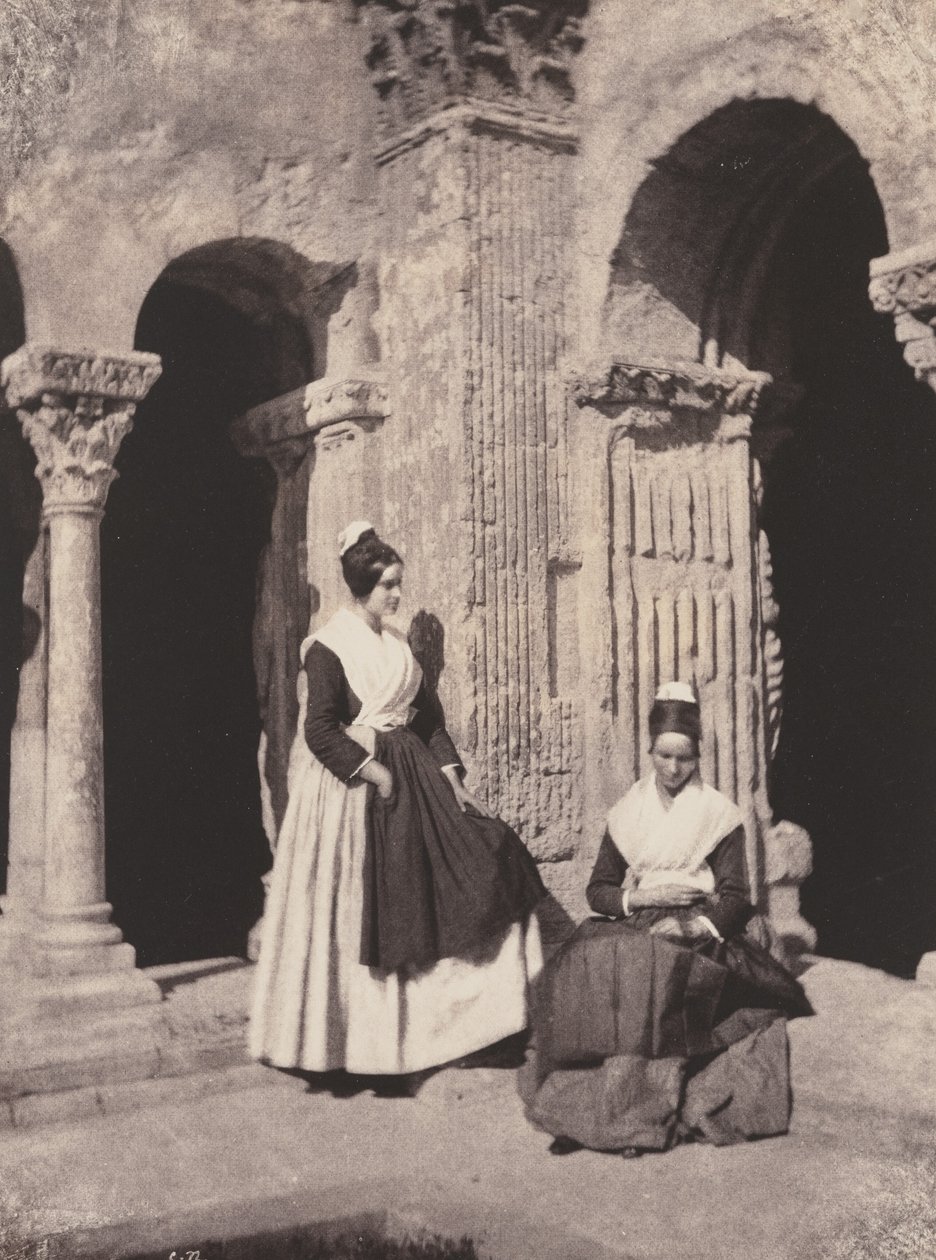 Arlesianas no claustro de Saint-Trophime de Charles Nègre