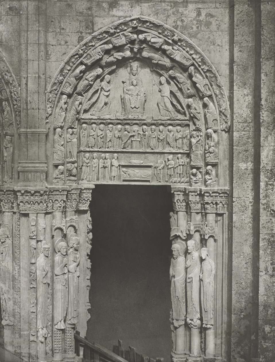 Catedral de Chartres: Porta direita do Portal Real com Nossa Senhora de Chartres de Charles Nègre