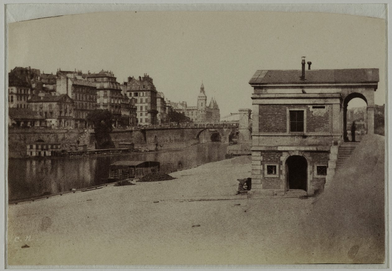 Pavilhão de portagem, porto do Hôtel-de-Ville e Île de la Cité com a Conciergerie, 4.º arrondissement, Paris. de Charles Nègre