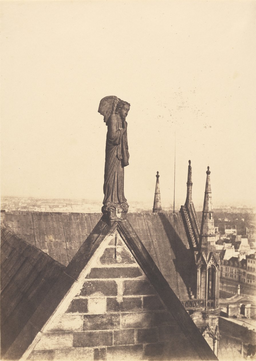 [O Anjo da Ressurreição no telhado da Notre-Dame, em Paris] de Charles Nègre