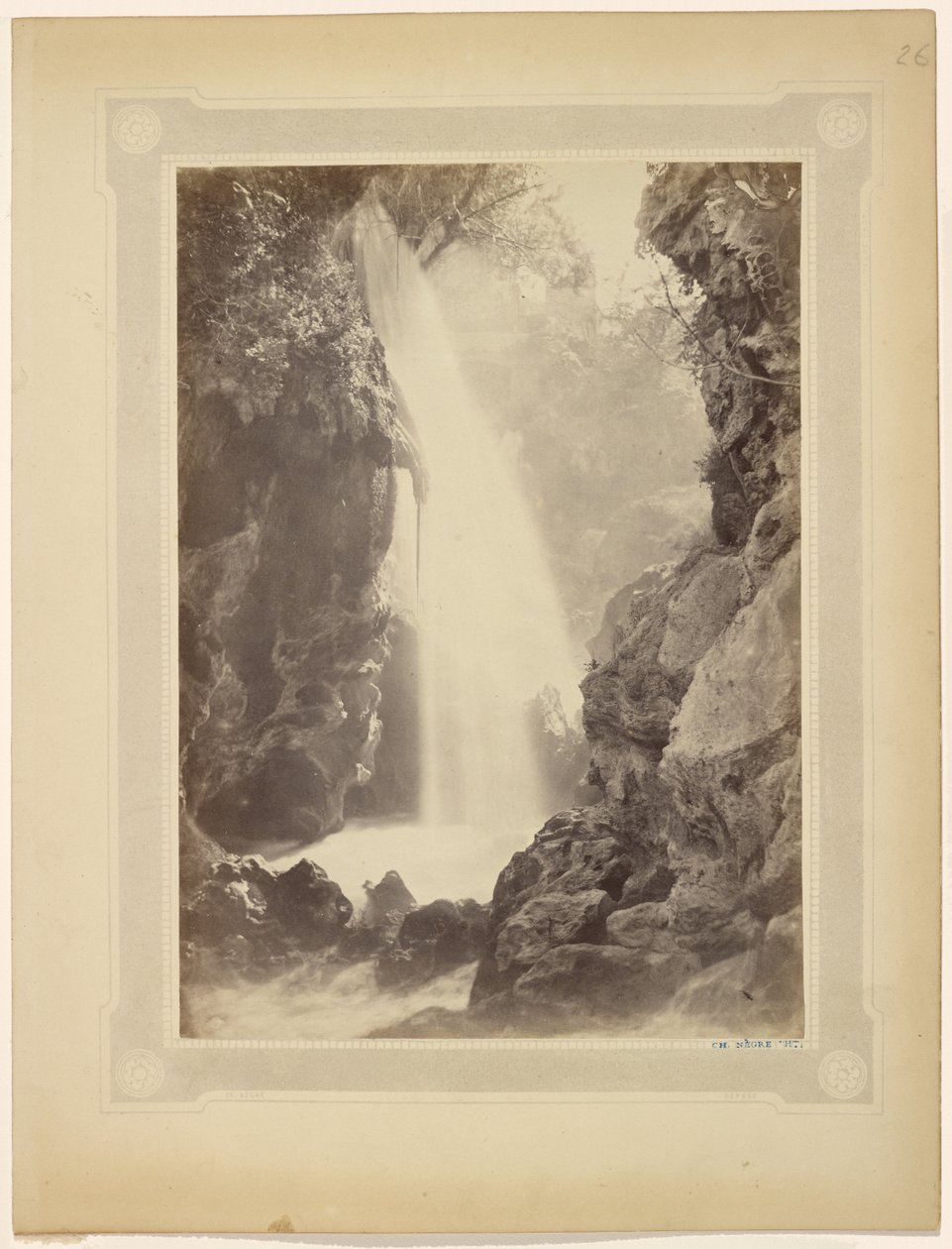 Cascata e rochedos, sul de França de Charles Nègre