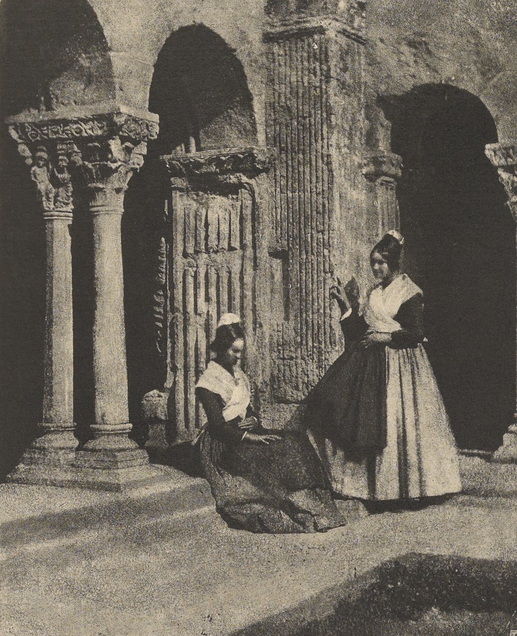 [Mulheres de Arles no claustro de Saint-Trophime] de Charles Nègre