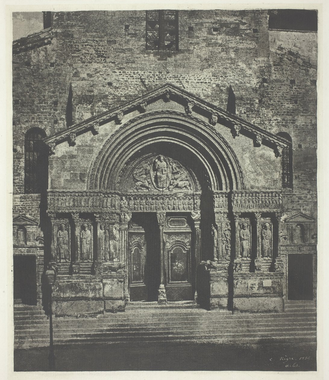 Arles: The West Porch of Saint-Trophime, 21 de outubro de 1854, impresso em 1982. de Charles Nègre