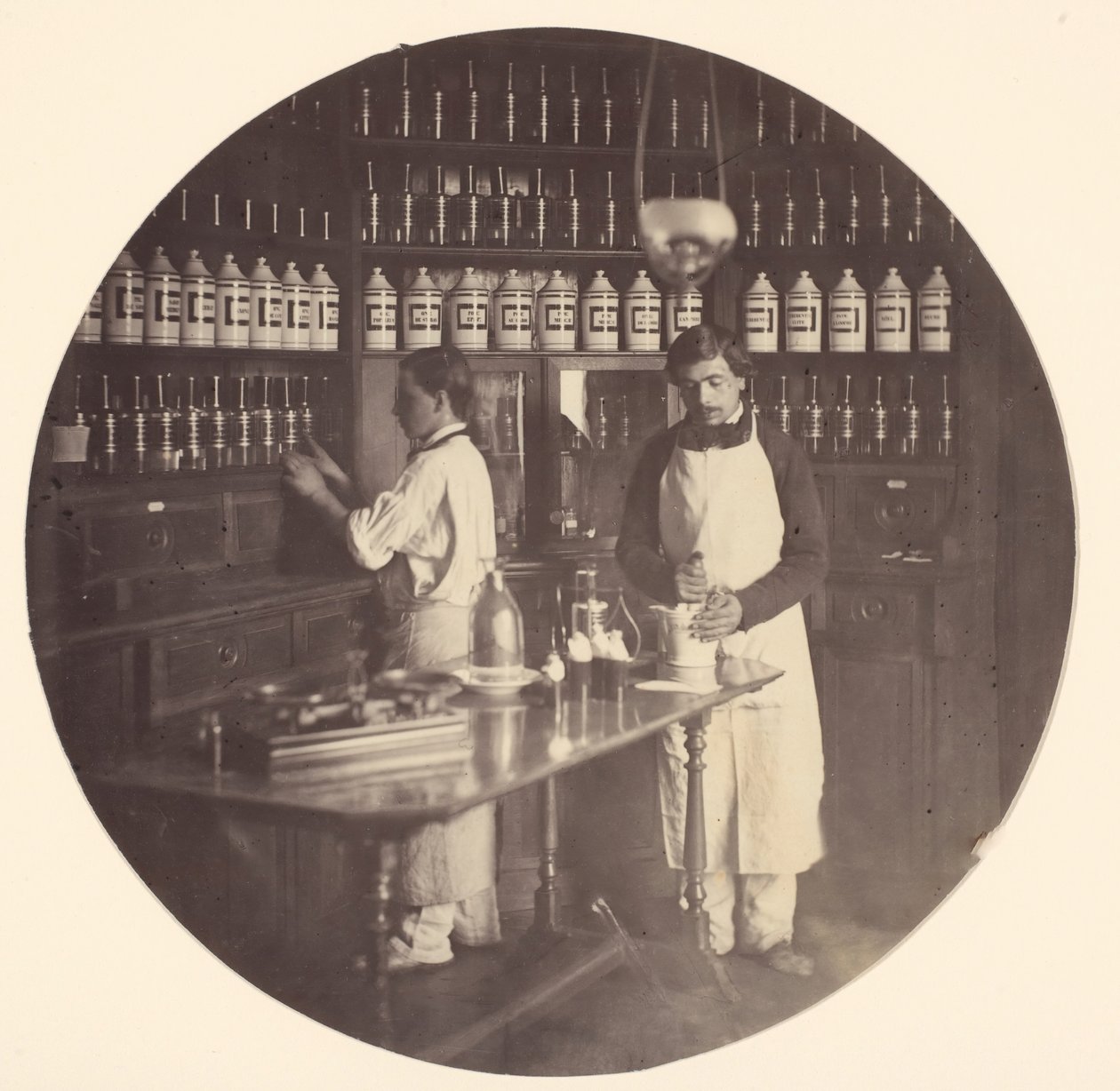 Asilo Imperial de Vincennes, a farmácia, 1858-59. de Charles Nègre