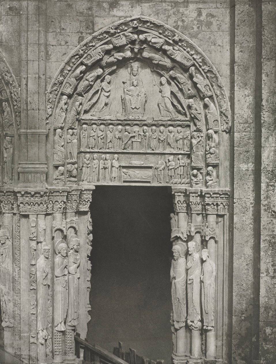 Catedral de Chartres: Porta direita do Portal Real com Nossa Senhora de Chartres de Charles Nègre