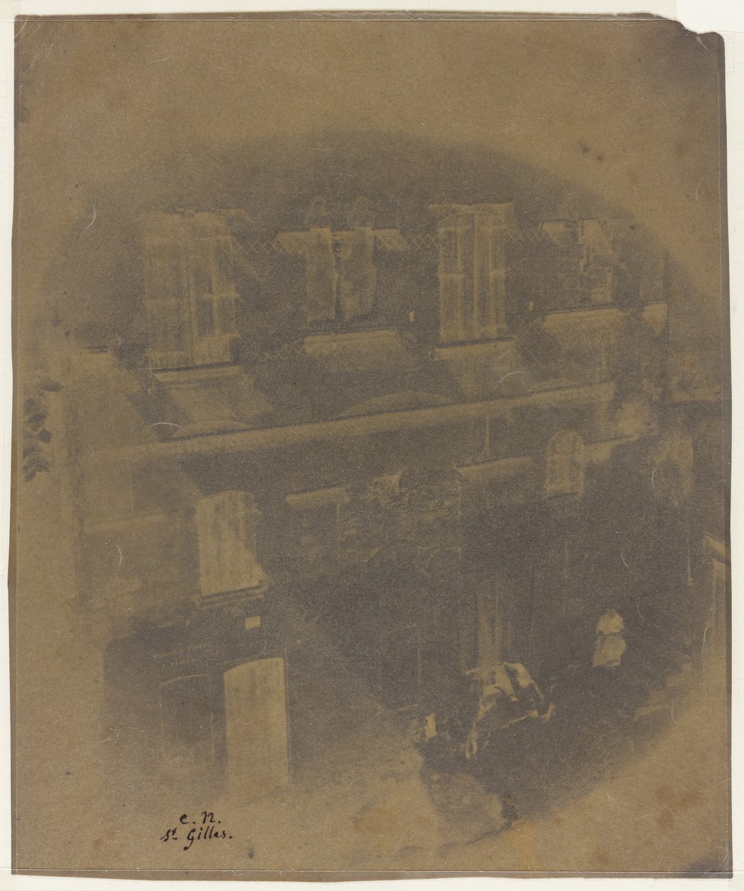 Parte inferior da fachada de uma casa de estilo romano em Saint-Gilles du Gard, 1852 (calotype (papel encerado negativo)) de Charles Nègre