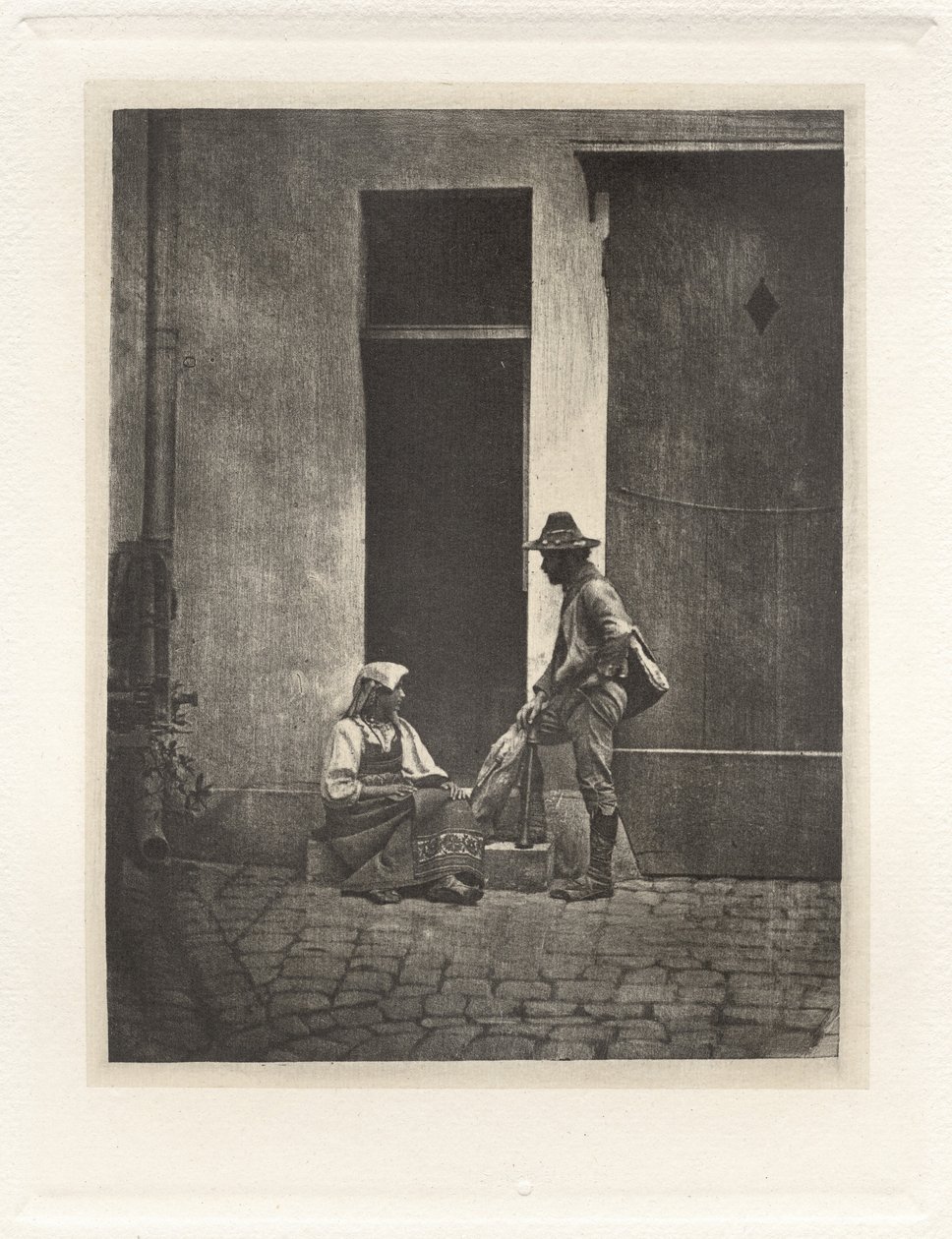 Planche IV - Pifferaro Debout et Paysanne Italienne Assise, dans la Cour du 21 Quai Bourbon (Placa IV - Pifferaro de pé e camponês italiano sentado, na Corte do 21 Quai Bourbon),1854, impresso em 1982 (foto) de Charles Nègre