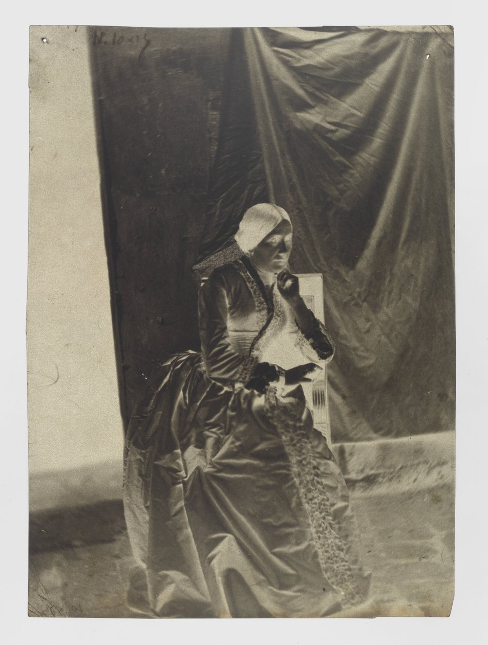 Retrato de uma mulher sentada desconhecida de Charles Nègre