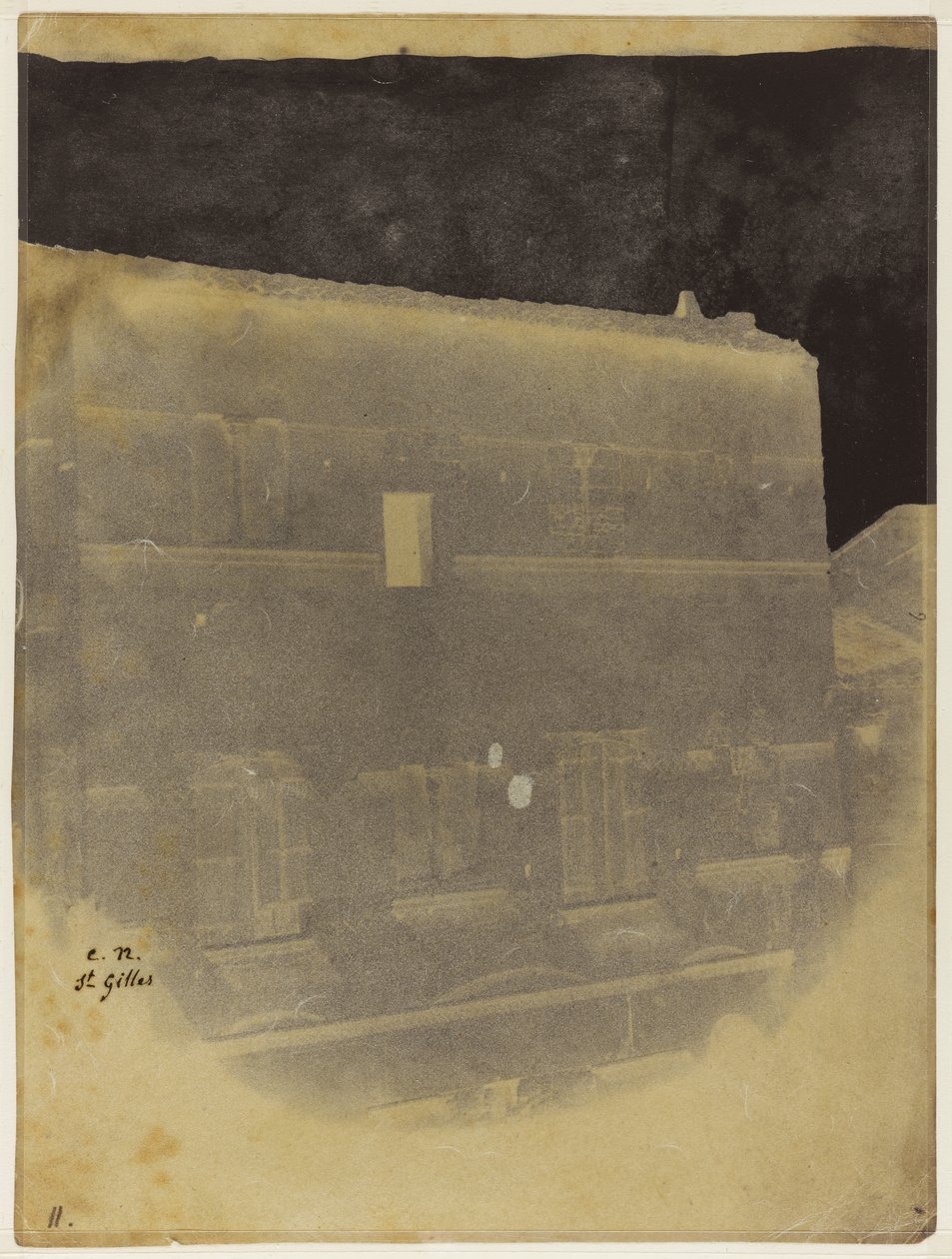 Parte superior da fachada de uma casa romana em Saint-Gilles du Gard. de Charles Nègre