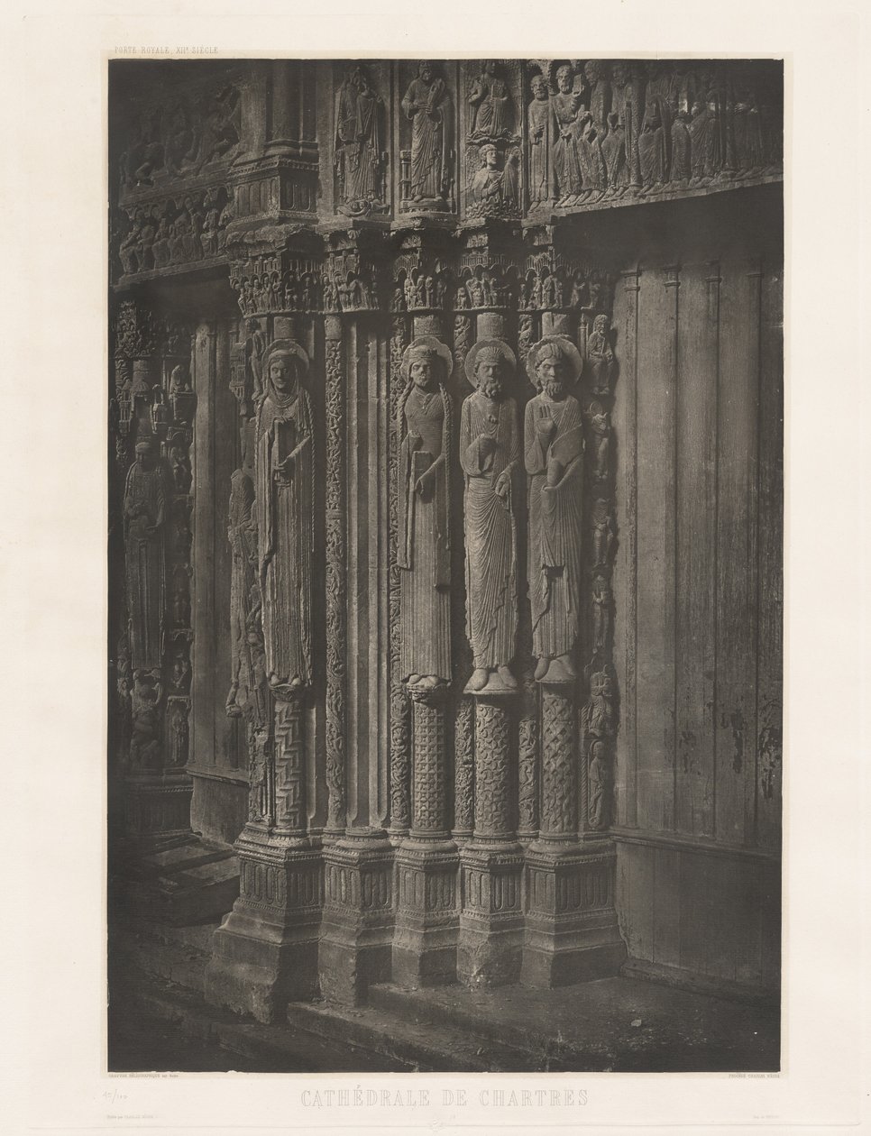 Placa XIII – Catedral de Chartres, Colunas da Estátua na Porta Central da Entrada Real (Placa XIII – Catedral de Chartres, Colunas da Estátua na Porta Central da Entrada Real) de Charles Nègre, André Jammes