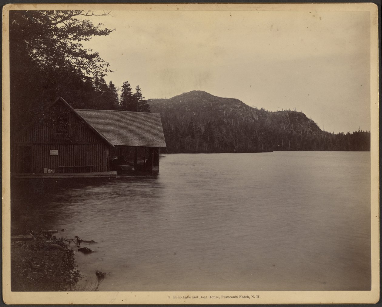 Echo Lake e casa de barcos, Franconia Notch, New Hampshire de Charles P. Hibbard
