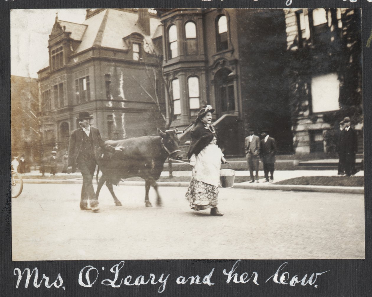 Pessoas vestidas como Kate e Patrick OLeary com sua vaca como parte da comemoração do 40º aniversário do incêndio de 1871 em Chicago, 1911 de Charles R. Clark