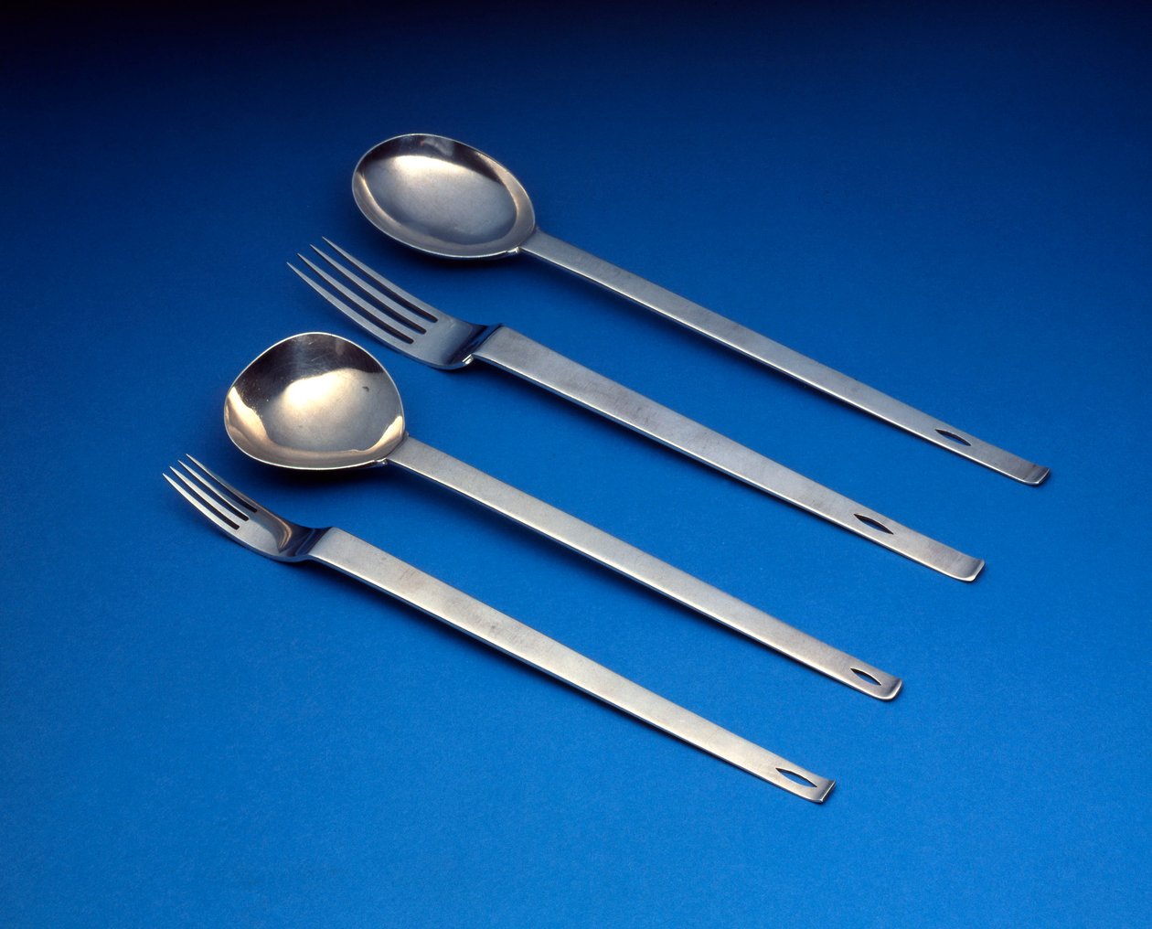 Um conjunto DW Hislop de quatro colheres de prata e garfos de Charles Rennie Mackintosh
