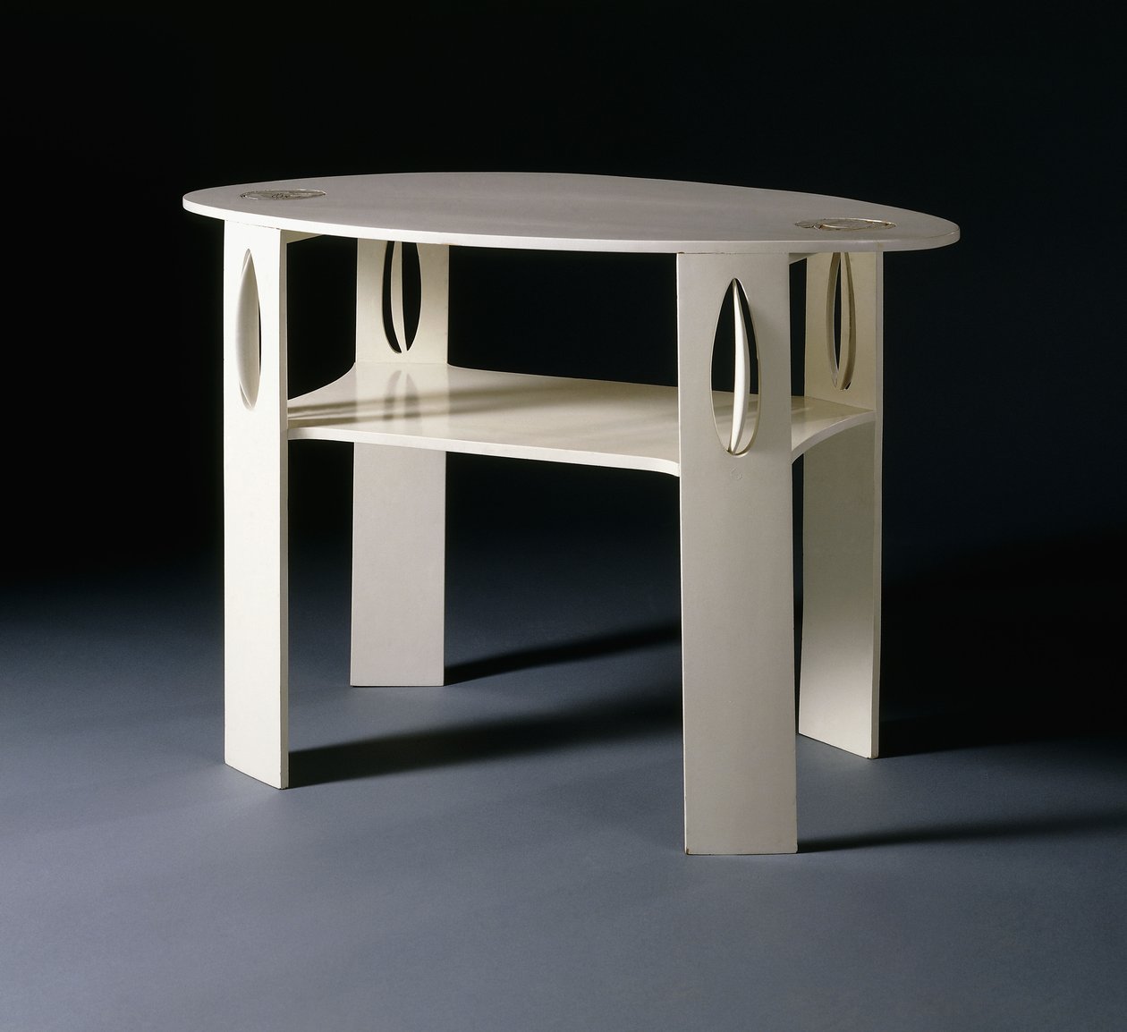 Uma mesa lateral oval branca, originalmente projetada para 14 Kingsborough Gardens, Glasgow de Charles Rennie Mackintosh