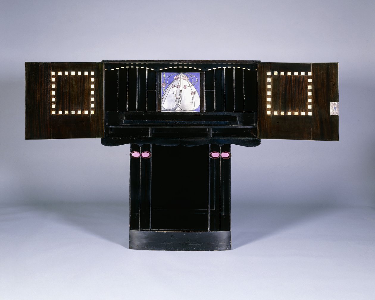Um gabinete de escrita projetado para Walter W. Blackie Esq., Hill House, Edimburgo de Charles Rennie Mackintosh