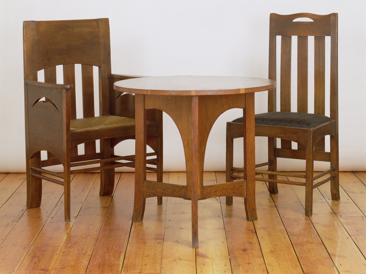 Uma poltrona, feita para a sala de almoço, e cadeira de jantar, 1897, de Miss Cranstons Argyle Street Tea Rooms, Glasgow, e uma mesa ocasional feita para a sala de bilhar em Miss Cranstons Buchanan St de Charles Rennie Mackintosh