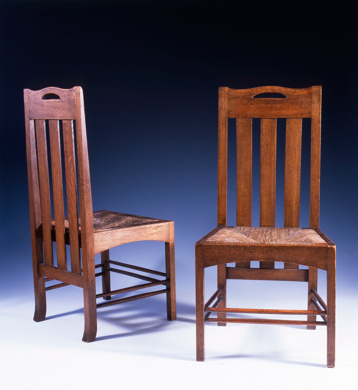Uma cadeira de jantar de carvalho projetada por Charles Rennie Mackintosh para o Argyle Street Tearooms, c.1898-99 de Charles Rennie Mackintosh
