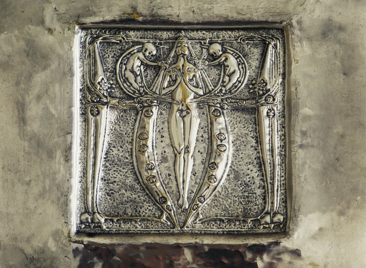 Baixo relevo, detalhe da decoração da lareira, quarto por Charles Rennie Mackintosh, Reino Unido, século XX de Charles Rennie Mackintosh