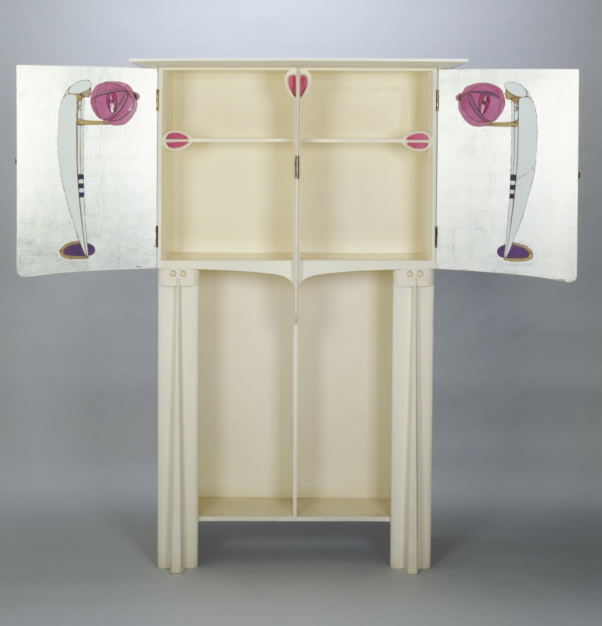 Armários, feitos para 14 Kingsborough Gardens, Glasgow, 1902 (carvalho pintado) 88, duas figuras nas portas laterais em manto árabe e turbante segurando lanternas; de Charles Rennie Mackintosh