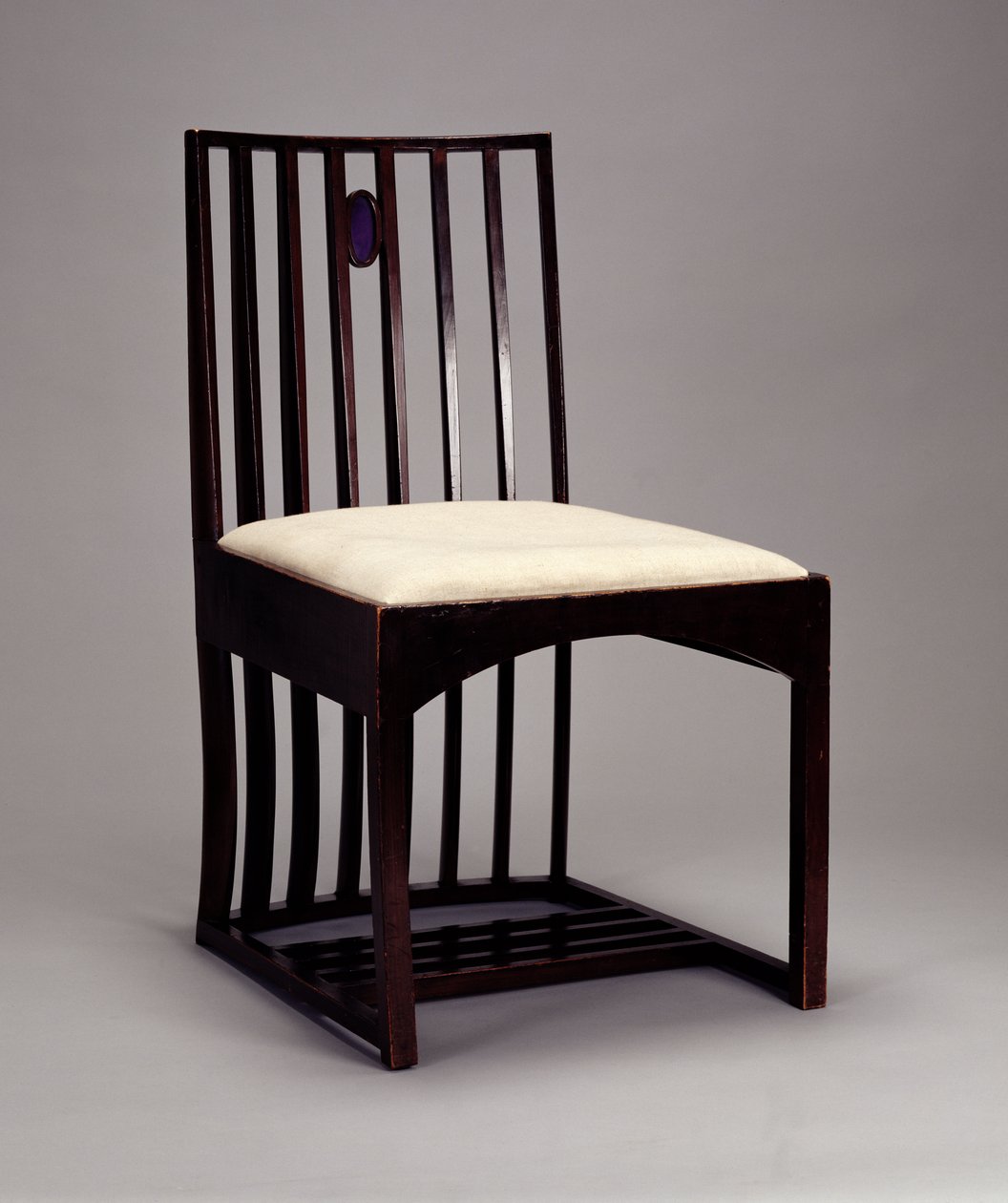 Cadeira na sala de estar, HousHill, Glasgow, 1904 (madeira manchada escura, incrustada com vidro colorido) de Charles Rennie Mackintosh