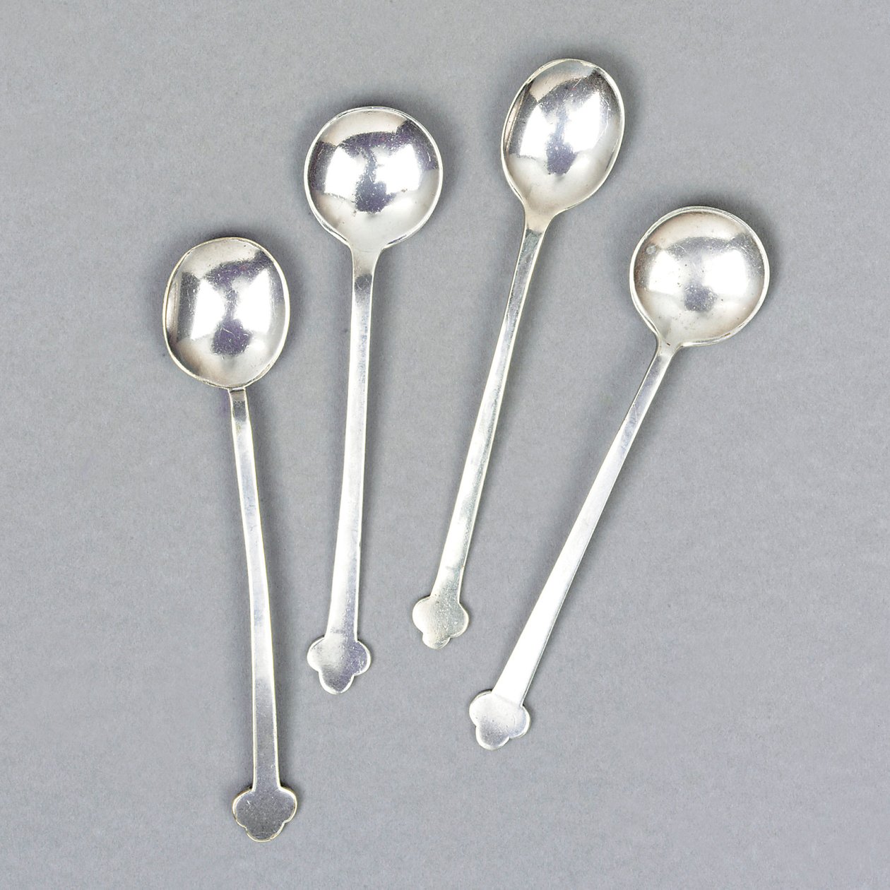 Quatro colheres para as Tearooms da Srta. Cranston de Charles Rennie Mackintosh