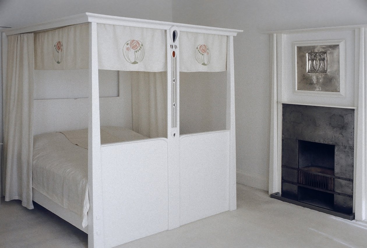 Mobiliário projetado para No. 120 Mains Street, Glasgow, cama de dossel, c.1900 (madeira pintada e esmalte) de Charles Rennie Mackintosh