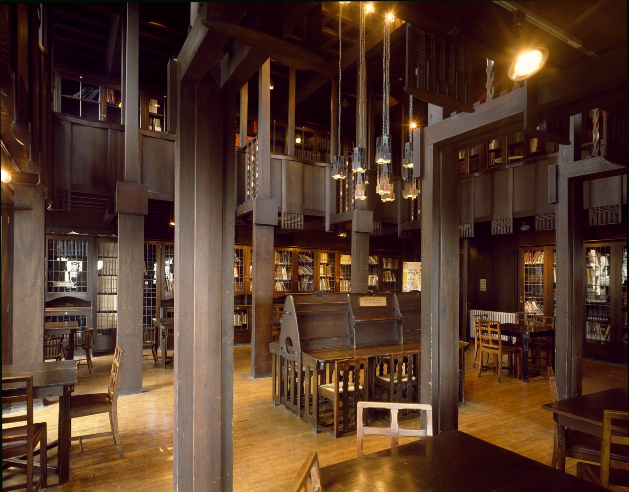 Vista interior da sala de leitura da Escola de Belas Artes desenhada pelo arquitecto Charles Rennie Mackintosh (1868-1928) de Charles Rennie Mackintosh