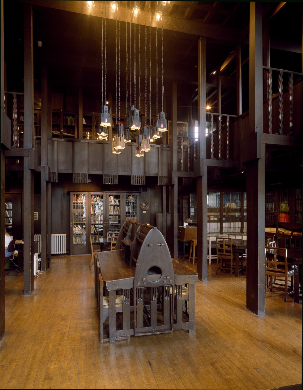 Vista interior da sala de leitura da Escola de Belas Artes desenhada pelo arquitecto Charles Rennie Mackintosh (1868-1928) de Charles Rennie Mackintosh