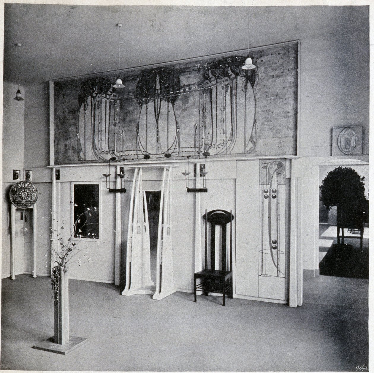 Vista interna de um salão de arte decorativa em Viena, por volta de 1900 (decoração e mobiliário de Charles Rennie e Margaret MacDonald Mackintosh) de Charles Rennie Mackintosh