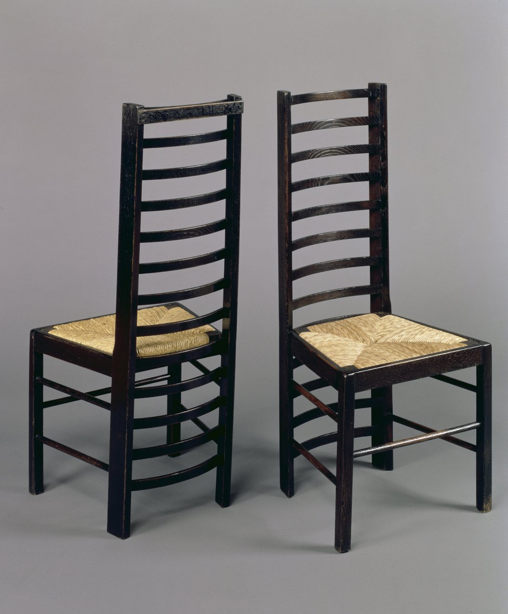 Cadeiras Ladderback, c.1903 (carvalho manchado) de Charles Rennie Mackintosh