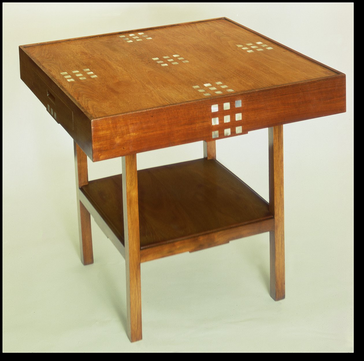 Mesa com madrepérola embutida, 1918 (madeira de mogno manchada com incrustações de madrepérola) de Charles Rennie Mackintosh