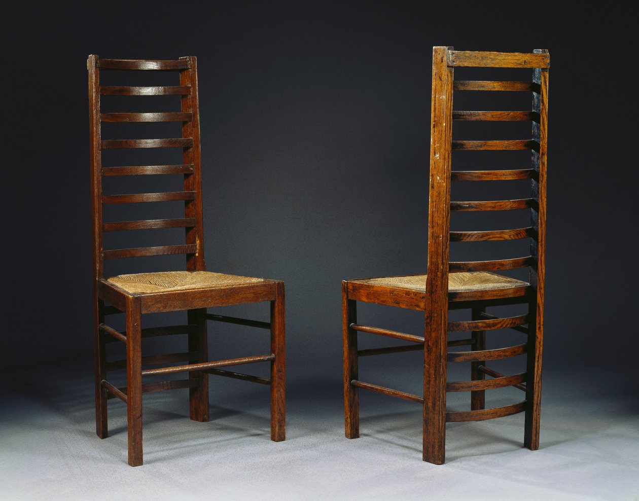 Duas cadeiras com encosto em escada, para as Salas de Chá da Srta. Cranston, Glasgow, c.1903 de Charles Rennie Mackintosh